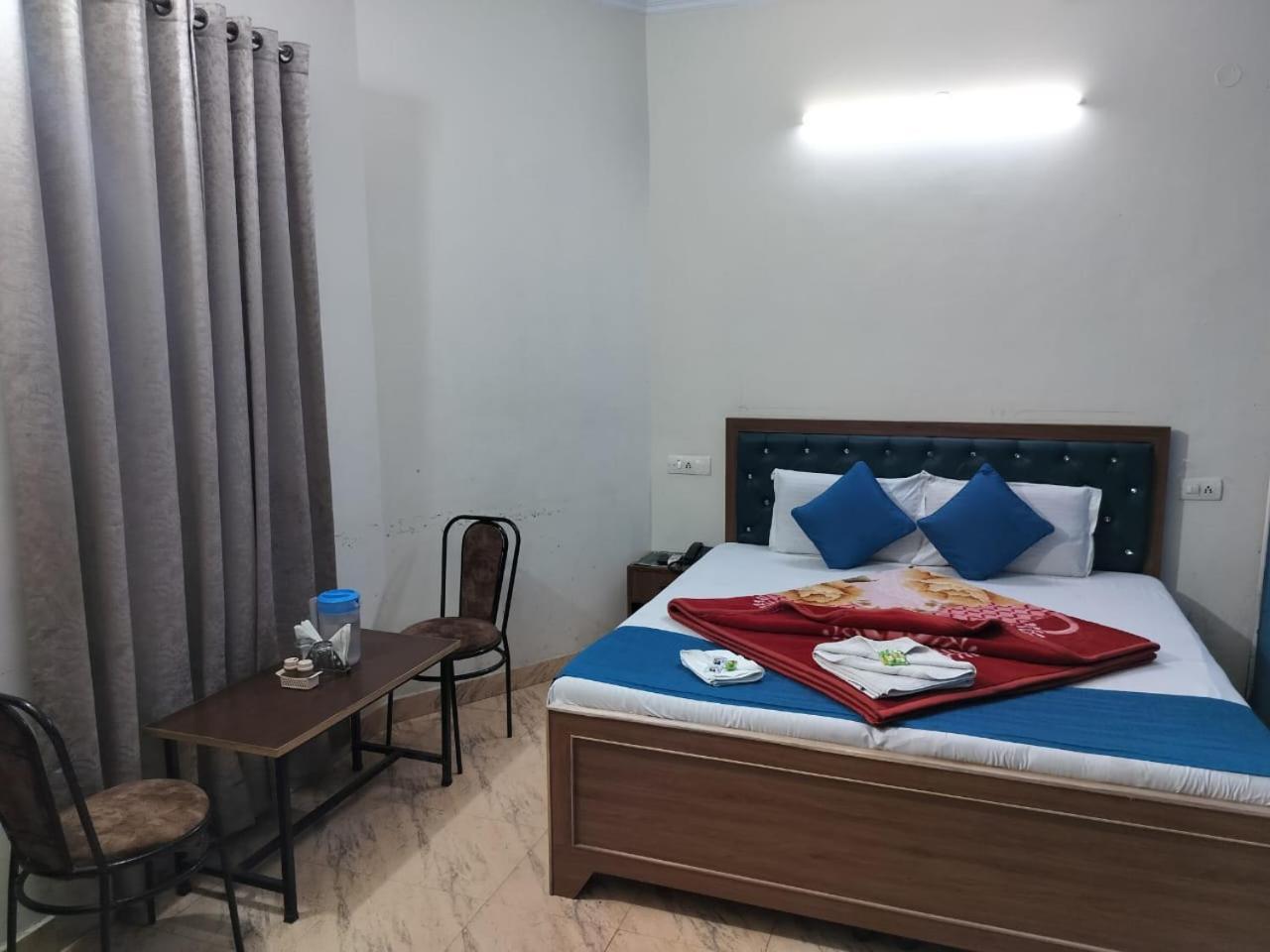 Hotel Holiday Inn Paradise Chandīgarh Екстериор снимка