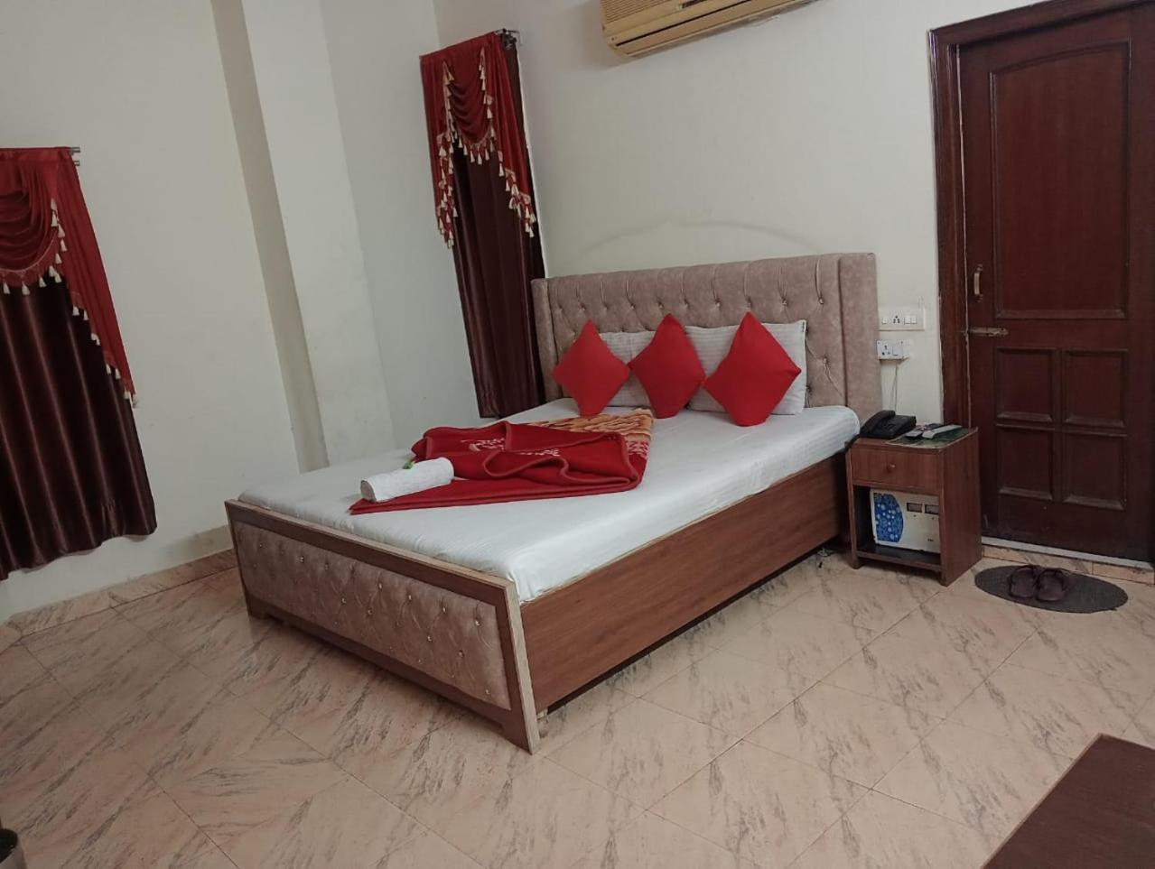 Hotel Holiday Inn Paradise Chandīgarh Екстериор снимка
